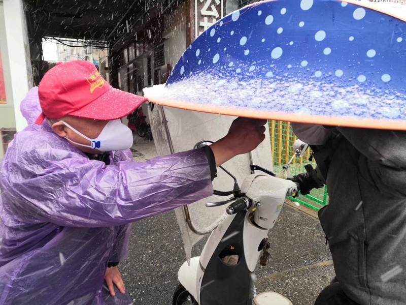 2月15日，一场雨雪突袭合肥。风雪中全国首届道德模范、全国劳动模范徐辉仍坚守在三孝口街道大众巷片区_副本.jpg