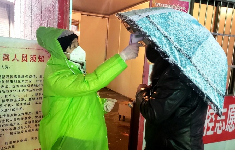 6 2月15日雪夜，下沉社区值守的合燃职工仍坚守岗位，做好测温、登记等各项工作.jpg